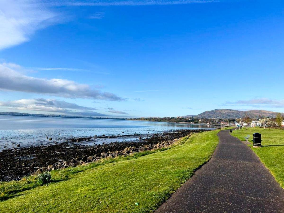 Modern Luxurious Apartment W/ Patio Balcony & View Jordanstown Extérieur photo