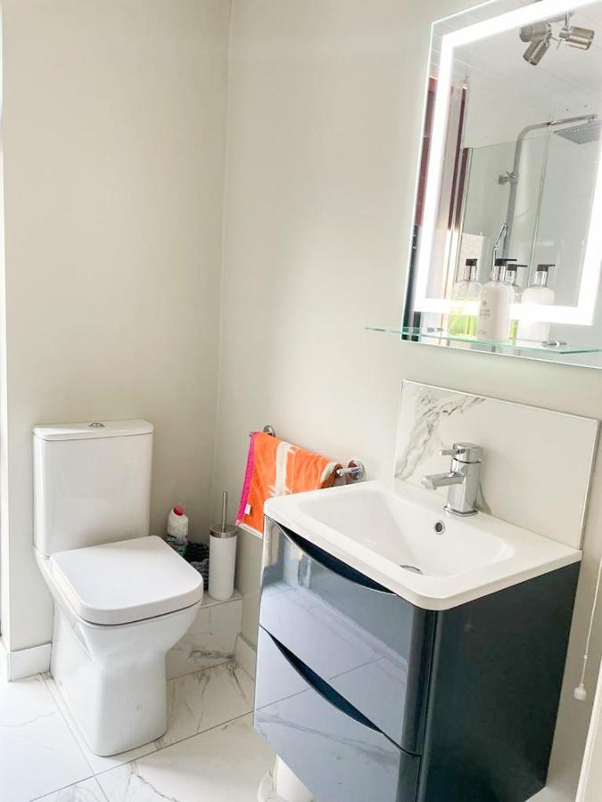 Modern Luxurious Apartment W/ Patio Balcony & View Jordanstown Extérieur photo