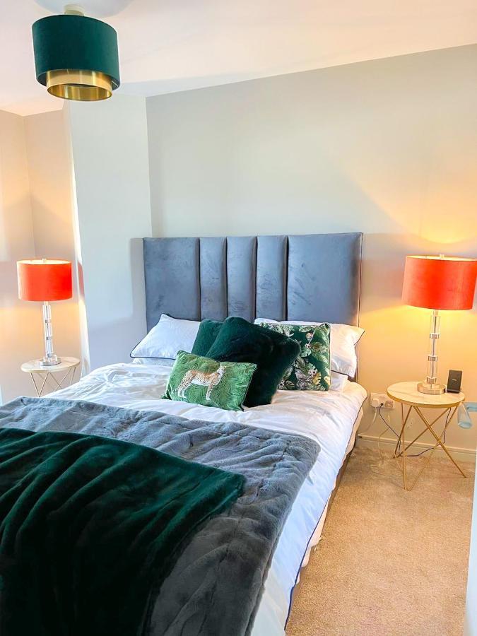 Modern Luxurious Apartment W/ Patio Balcony & View Jordanstown Extérieur photo